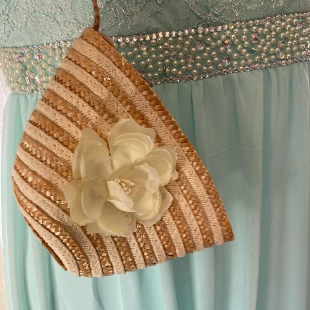 Sun Lily tan straw purse with flower detail #boho #summer